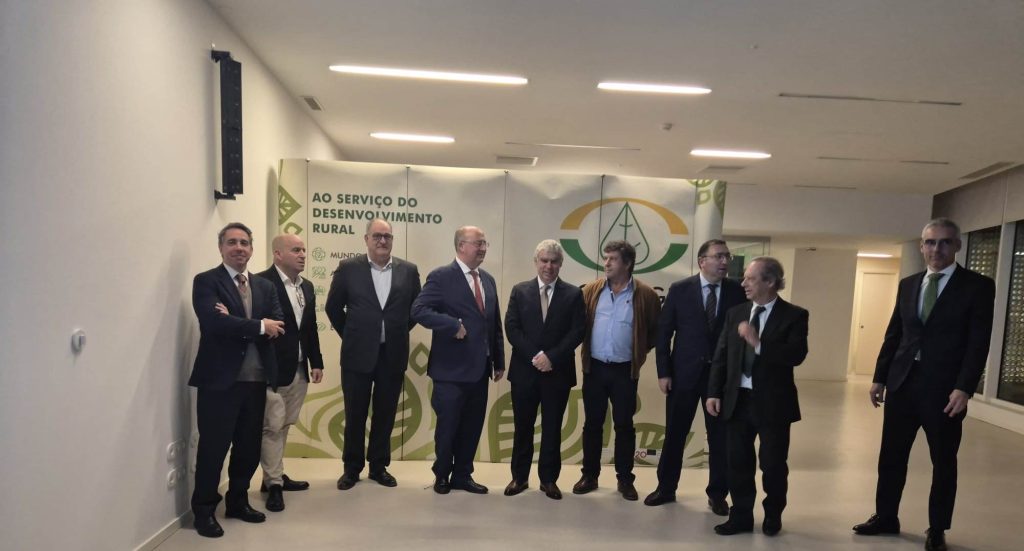 Fotografia de grupo na Sessão Pública de Apresentação do Estudo promovido pela FENADEGAS