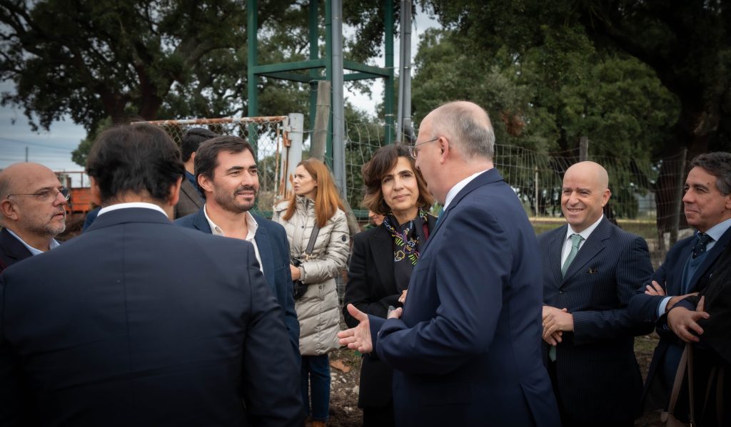 Ministro José Manuel Fernandes, em conversa com dirigentes e população