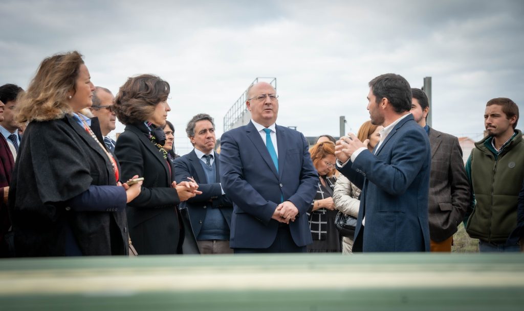 Ministro José Manuel Fernandes, em conversa com dirigentes e população